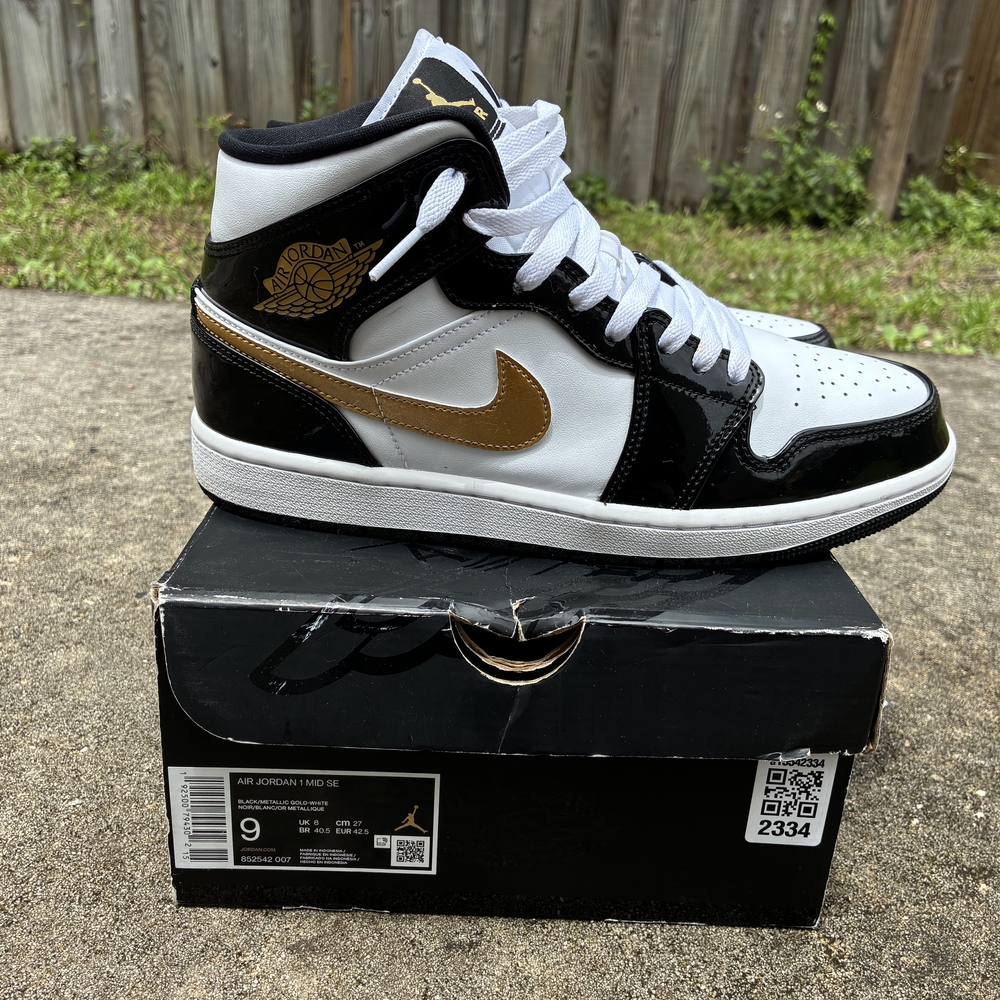 Jordan Black and White Athletic Shoes Classic Design - Picture 3 of 10